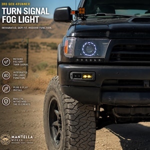 Puede incluir: Un vehículo 3rd Gen 4Runner negro con un conjunto de luz antiniebla y señal de giro integrado. El faro muestra un halo LED blanco circular, mientras que la luz antiniebla emite un brillo amarillo. El texto incluye 3RD GEN 4RUNNER.