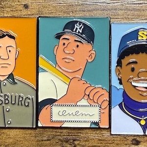 Puede incluir: Tres pines de esmalte de jugadores de béisbol. El primer pin presenta a un jugador con uniforme gris con la palabra "PITTSBURG". El segundo pin muestra a un jugador con una gorra de los Yankees de Nueva York. El tercer pin representa a un jugador sonriente con uniforme azul de los Marineros de Seattle.