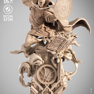 Puede incluir: Figura de resina beige de Doctor Strange en pose dinámica, sosteniendo dos escudos circulares y un libro de hechizos. La figura está sobre una base detallada con las palabras "Doctor Strange" y "Wicked". Escala 1/6.