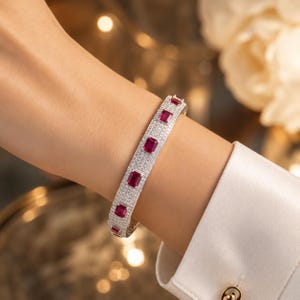 Bracciale rigido di lusso con rubini e moissanite, in argento sterling 925 placcato oro bianco, bracciale di tendenza, regalo di anniversario per lei.