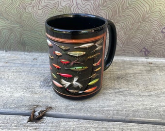 Taza con señuelo de pesca, taza vintage con anzuelo, taza de café negra, taza de pesca con mosca, regalo para el esposo, accesorio de escritorio para el Día del Padre, regalo para papá, pesca