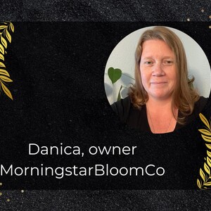 Op de afbeelding: Een portret van Danica, eigenaar van MorningstarBloomCo, tegen een zwarte achtergrond met gouden bloemmotieven.