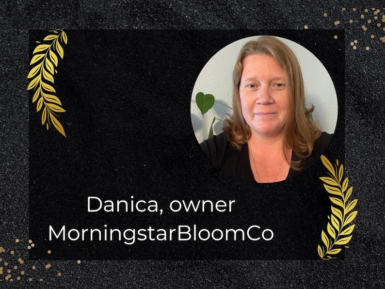 Op de afbeelding: Een portret van Danica, eigenaar van MorningstarBloomCo, tegen een zwarte achtergrond met gouden bloemmotieven.