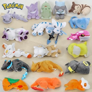 Puede incluir: Una colección de peluches Pokémon de varios colores y diseños. Los peluches incluyen personajes como Gengar, Charmander y Umbreon. Los juguetes son suaves y tiernos, perfectos para los fans de la franquicia Pokémon.