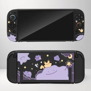 Puede incluir: Consola Nintendo Switch negra con un diseño personalizado con personajes de dibujos animados morados y amarillos, estrellas y nubes. El diseño está en los Joy-Cons y en la parte trasera de la consola.