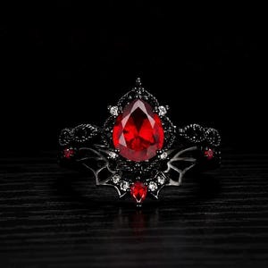 ゴシック調コウモリの羽リングセット、スターリングシルバー、レッドガーネット、ブラックオニキスモアッサナイトブライダルバンド