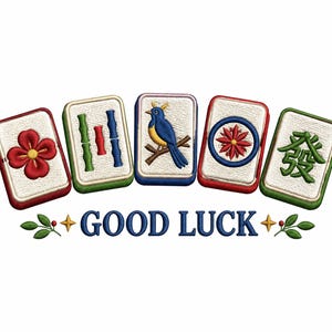 Op de afbeelding: Geborduurde Mahjong-tegels met rode, groene en blauwe accenten, met een bloem, bamboe, een vogel, een cirkel en Chinese karakters. De zin "GOOD LUCK" is eronder geborduurd.