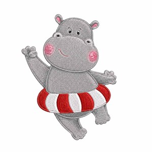 Puede incluir: Un parche bordado que muestra un hipopótamo gris con mejillas rosadas, orejas pequeñas y una expresión sonriente. El hipopótamo lleva un flotador inflable a rayas rojas y blancas alrededor de la cintura y tiene un brazo levantado saludando.