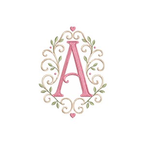 Può includere: Una lettera "A" rosa con un design ornato. La lettera è circondata da una cornice ovale decorativa con linee a spirale, piccoli cuori e foglie verdi. Il design è su sfondo bianco.