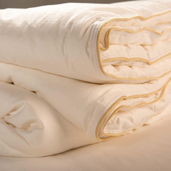 100% AAA Mulberry Silk Filled Duvet - Queen Size - All Season/Medium Weight.