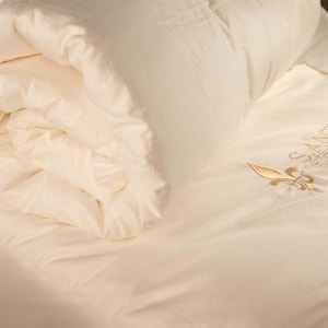 100% AAA Mulberry Silk Filled Duvet - Queen Size - All Season/Medium Weight.