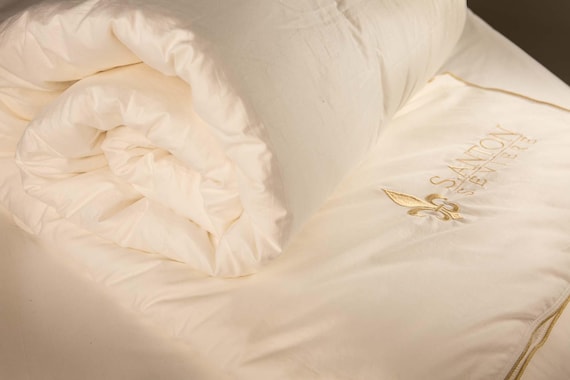 100% AAA Mulberry Silk Filled Duvet - Queen Size - All Season/Medium Weight.