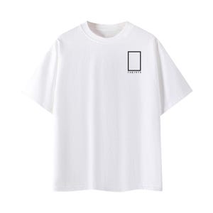 Peut inclure: T-shirt blanc avec un motif rectangulaire noir et le texte "THE 1975" imprimé sur le haut de la poitrine gauche. Le t-shirt a un col rond et des manches courtes, fabriqué dans une matière douce et confortable.