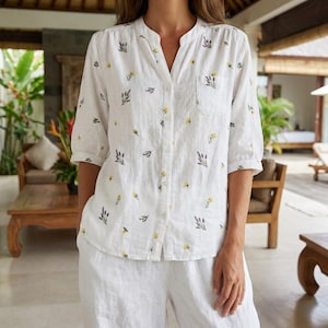 Könnte beinhalten: Ein Set aus drei Keramikbechern mit gesprenkelter, matter Oberfläche. Die Becher sind in Creme-, Hellgrau- und Dunkelgrautönen gehalten. Jeder Becher hat ein schlichtes, minimalistisches Design.