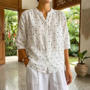 Blusa de gasa de algodón blanca con lunares: Top transpirable de manga 3/4 de Mori Girl.