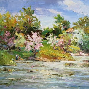 Może przedstawiać: Obraz olejny przedstawiający krajobraz z rzeką na pierwszym planie. Obraz przedstawia słoneczny dzień z kwitnącymi drzewami, trawiastym brzegiem i kilkoma postaciami w pobliżu wody. Niebo jest niebieskie z białymi chmurami.
