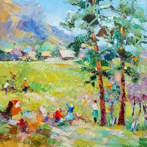 Może przedstawiać: Impresjonistyczny obraz olejny przedstawia tętniący życiem krajobraz z pasmem górskim w tle. Na pierwszym planie znajduje się zielone pole z postaciami, drzewami i budynkami. Paleta barw obejmuje kolory niebieskie, zielone, żółte i pomarańczowe.