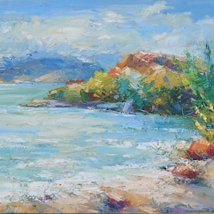 Może przedstawiać: Biały ceramiczny kubek z czarnym uchwytem i napisem "But First, Coffee" pogrubioną, czarną czcionką. Kubek jest umieszczony na rozmytym tle, sugerującym przytulne otoczenie.