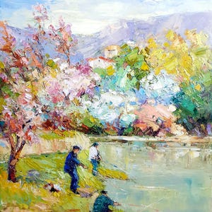 Może przedstawiać: Impresjonistyczny obraz olejny przedstawia trzy osoby łowiące ryby nad jeziorem. Scena wypełniona jest żywymi kolorami, w tym różowym, zielonym i niebieskim. Po lewej stronie znajduje się drzewo z różowymi kwiatami. W tle góry i mały budynek.
