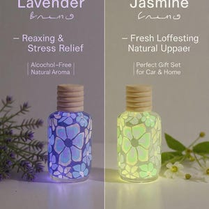 Könnte beinhalten: Zwei beleuchtete Glasflaschen mit Holzaufsätzen. Eine ist mit "Lavender" mit blauen Blumenmustern beschriftet, die andere mit "Jasmine" mit grünen Blumenmustern. Text enthält "Relaxing & Stress Relief" und "Perfect Gift Set for Car & Home."