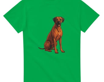 Puede incluir: Una camiseta verde con una ilustración detallada de un perro Rhodesian Ridgeback marrón en posición sentada. El perro tiene un pelaje corto y una expresión alerta. La camiseta está hecha de un material suave.