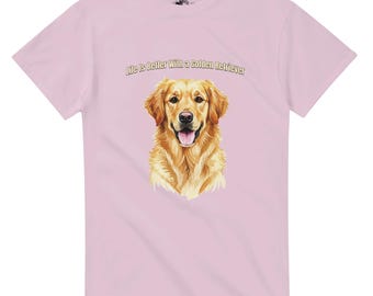 Könnte beinhalten: Hellrosa T-Shirt mit einer Illustration eines Golden Retrievers. Der Hund lächelt und ist das Hauptmotiv. Der Text "Life is better With a Golden Retriever" steht über dem Kopf des Hundes.