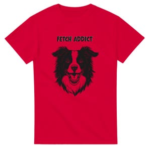 Peut inclure: T-shirt rouge avec une illustration en noir et blanc d'un chien Border Collie et le texte "FETCH ADDICT". Le chien sourit, la langue sortie. Le t-shirt est en matière souple. Le design est centré.