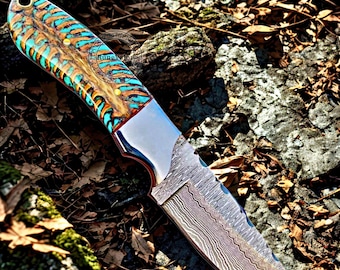 Coltello da cowboy artigianale in acciaio di Damasco, manico a forma di pigna, fodero in cuoio a forma di disco, regalo per occasioni speciali.
