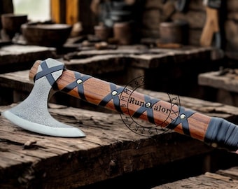 Hacha vikinga Ragnar hecha a mano, de acero al carbono y mango de palisandro.