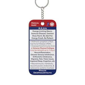 Op de afbeelding: Een rechthoekige medische waarschuwingssleutelhanger met een zilveren sleutelring en ketting. De sleutelhanger heeft een rood en blauw ontwerp met de tekst "MEDICAL ALERT" en "M.E./CFS". De tekst beschrijft symptomen van Myalgische Encefalomyelitis.