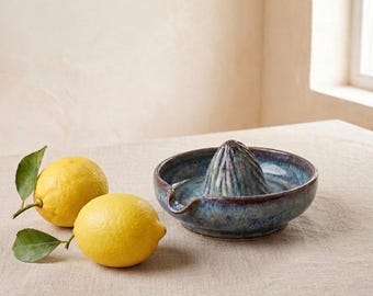 Handgetöpferte Zitronenpresse aus Keramik – Blau-Melierte Glasur mit Ausgießer
