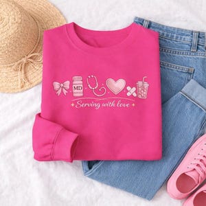 Krankenschwester-Symbol Sweatshirt, Krankenschwester Shirt, CNA Sweatshirt, Arzthelferin, Nursing Grad Geschenk, Kokette Nursing Sweatshirt