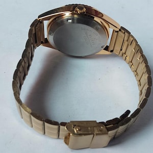 Vintage Seiko 5 Automatic Watch: Gold Dial, Japan Made, Day/Date image 9