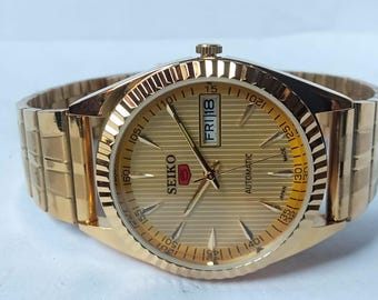 Vintage Seiko 5 Automatikuhr: Goldenes Ziffernblatt, Japan Made, Wochentag/Datum