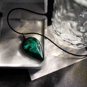 Naturlig malakit droppformad hänge i 925 silver med karneol och helande halsband