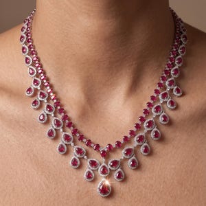 Set di gioielli da sposa con pendente a goccia di rubino / Collana e orecchini con pavé di diamanti / Matrimonio regale e di grande effetto