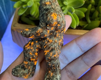 Escultura de cristal de Bigfoot Sasquatch - Estatua de jardín grabada a mano - Decoración mítica para el patio - Adorno de criatura mística del bosque