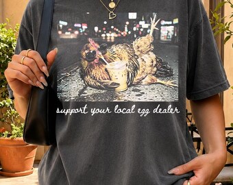 Camiseta Comfort Colors Apoya a tu vendedor local de huevos, Camiseta vintage divertida de pollo con gafas de sol y café helado, Camiseta con estampado de gallo genial