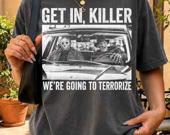 Camiseta Comfort Colors Get In Killer We're Going To Terrorize, camiseta gráfica de Freddy Krueger y Jason Voorhees, camiseta vintage de Halloween