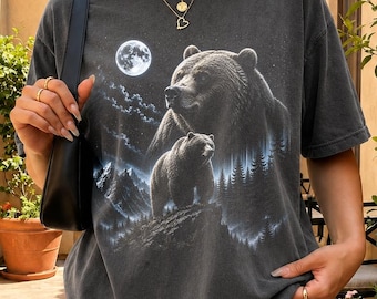 Camiseta vintage Comfort Colors con estampado de oso grizzly y luna en el bosque, camiseta gráfica de naturaleza y vida silvestre, camiseta rústica de oso de montaña, camiseta para amantes de los animales.