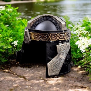 Peut inclure: Un casque noir et bronze avec des détails métalliques complexes. Le casque présente un sommet arrondi, une bande décorative avec des motifs géométriques et des rabats latéraux. Le design comprend le texte "Bleakforgecrafts".