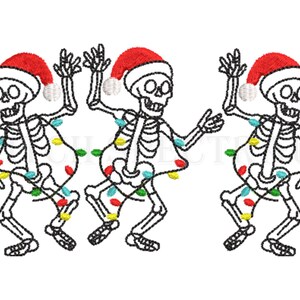 Puede incluir: Diseño bordado de tres esqueletos con gorros de Papá Noel rojos y adornados con luces navideñas de colores. Los esqueletos bailan con los brazos levantados. El diseño es en negro, rojo, amarillo, verde y azul.