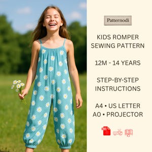 Könnte beinhalten: Ein junges Mädchen trägt einen hellblauen Romper mit weißen Gänseblümchenmustern. Der Romper hat dünne Träger und einen gerafften Ausschnitt. Der Text lautet "KIDS ROMPER SEWING PATTERN 12M - 14 YEARS".