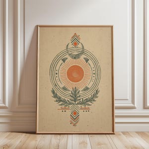 Op de afbeelding: Ingelijste kunstdruk met een geometrisch ontwerp. Het heeft een oranje zon in het midden, omringd door concentrische cirkels en een halve maan. Blad- en ruitvormen in groen en oranje staan tegen een bruine achtergrond. De print zit in een houten lijst.