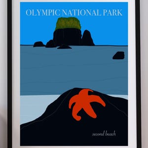Könnte beinhalten: Ein gerahmter Kunstdruck mit einer stilisierten Landschaft des Olympic National Park. Das Bild zeigt einen leuchtend orangefarbenen Seestern auf einem dunklen Felsen im Vordergrund, mit blauem Ozeanwasser, dunklen Felsen und grüner Vegetation.