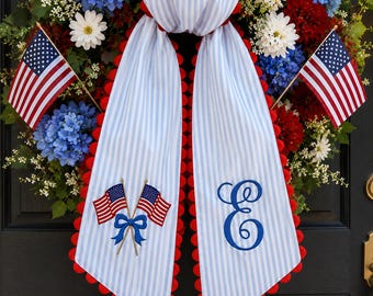 Fascia decorativa personalizzata per il 4 luglio – Monogramma ricamato, bandiere americane, decorazione patriottica per la porta, decorazione con bandiera USA per la porta d'ingresso.