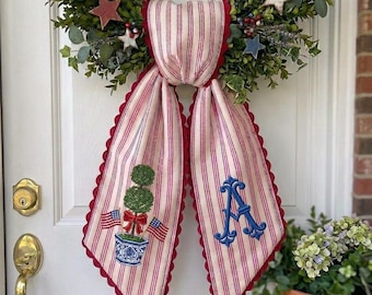 Ghirlanda personalizzata per il Giorno dell'Indipendenza, nastro per porta con monogramma personalizzato, fiocco ricamato a righe rosse, regalo patriottico per la decorazione del portico di casa