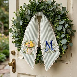 Gepersonaliseerde bloementuin strik, sjerp bloemenborduurwerk, aangepast monogram deurlint, decor cottage-stijl, decor boerderijdeur