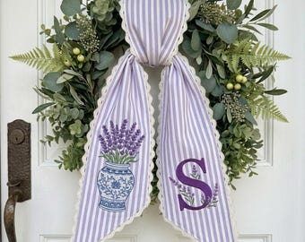Banda personalizada con corona de lavanda morada, lazo con monograma floral chinoiserie bordado con inicial, colgador de puerta; banda de 100 pulgadas