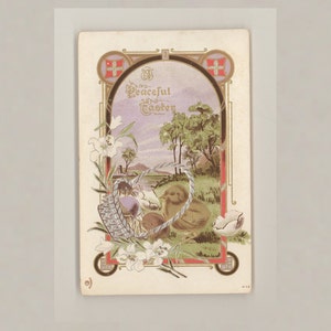 Carte postale antique de Pâques, Pâques paisible, poussin nouvellement éclos de bébé avec le panier argenté, carte chromolithographe faite par l’éphéméride de papier de ponceuse